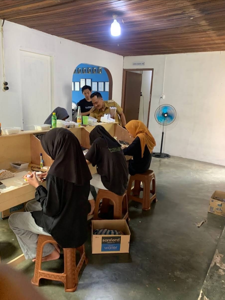 Kepala Desa Tanjung Harapan Tinjau Proses Produksi PT. Cabang Tiga Kretek