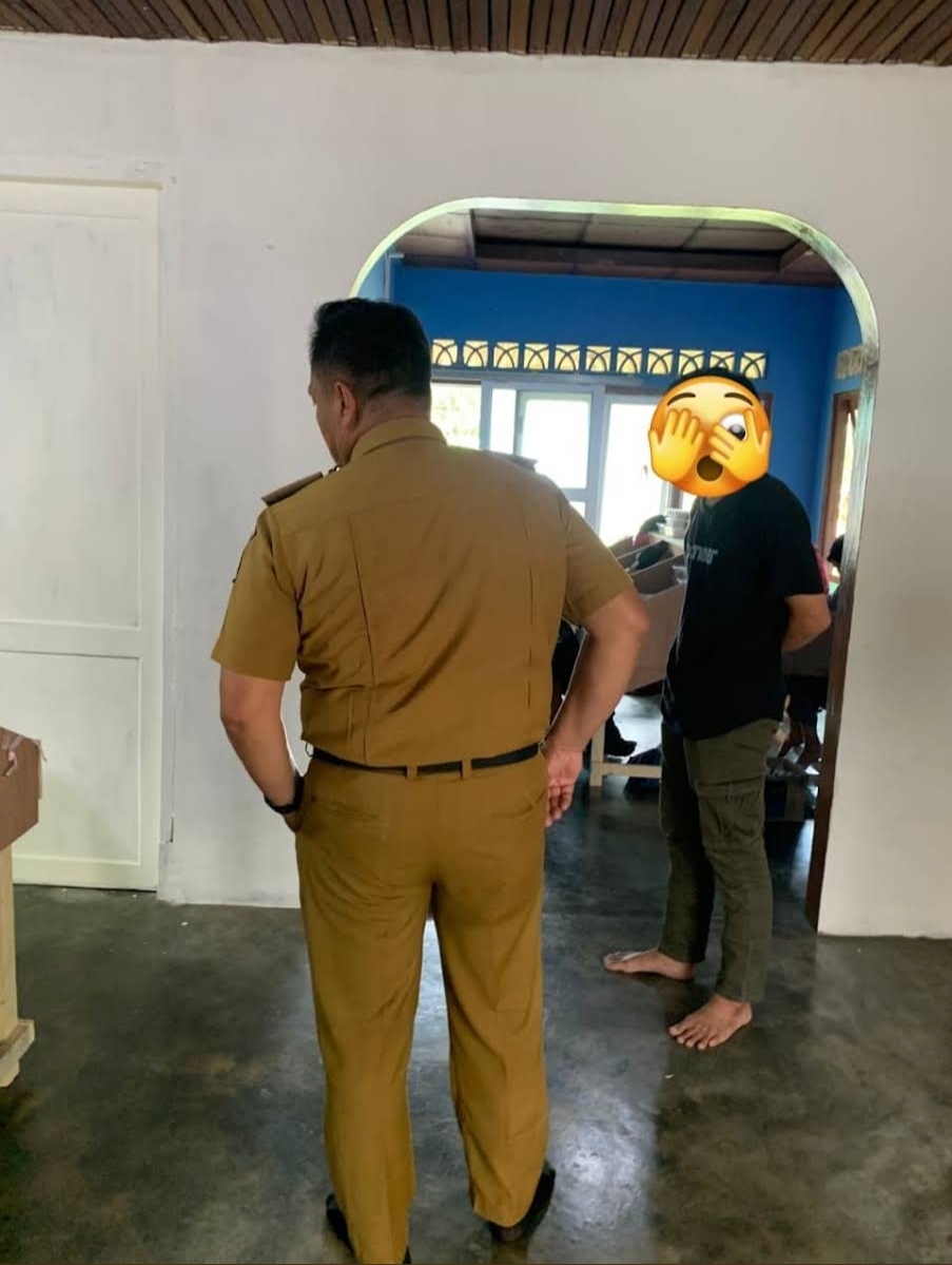 Gambar 2 - Kepala Desa Tanjung Harapan Tinjau Proses Produksi PT. Cabang Tiga Kretek